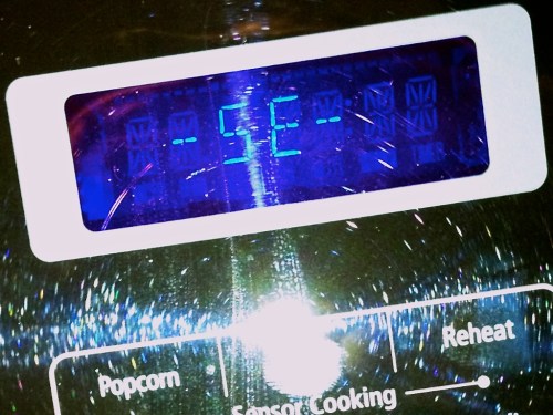 If your Samsung microwave oven is bleeping in distress and displaying the spooky ‘SE’ code, you’re in trouble. Or are you? Your dead tech’s life may rest in the hands of your phone skills…