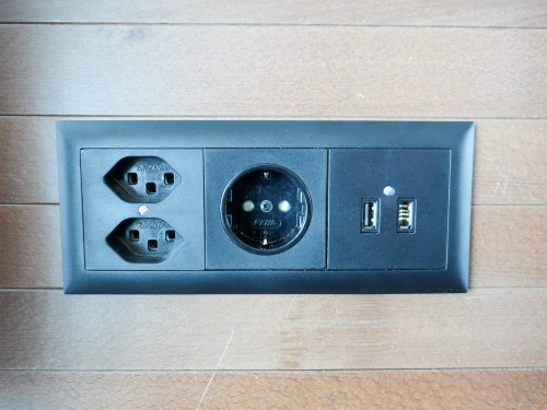 power-outlets-at-zurich-airport